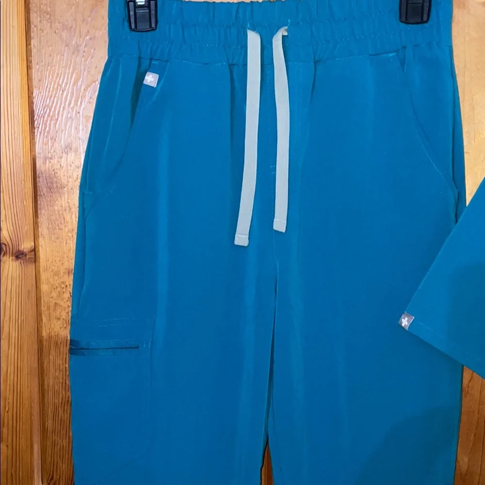 Blue Scrub Set with Jogger Pants blue fig scrubs size small/XS Zamora/caterina - Picture 9 of 16